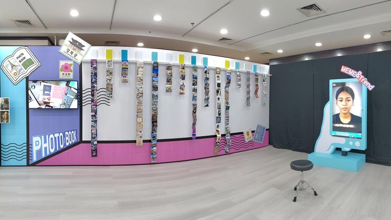 Area Photo Book dan Meme & Trend menyajikan karya dengan format unik, dari foto akordeon hingga tayangan berulang. 