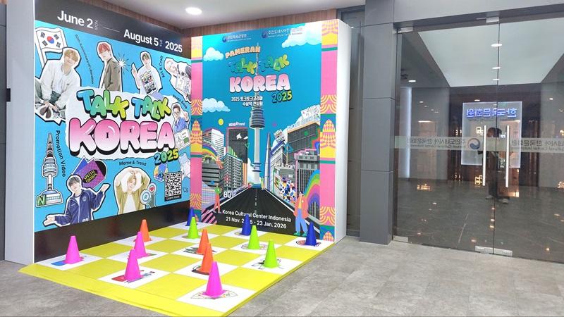 Instalasi permainan lempar gelang menambah keseruan dan memberi kesempatan pengunjung berinteraksi langsung di tengah pameran.  