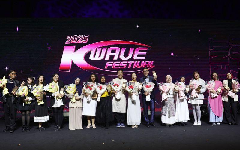 Empat orang yang berasal dari Indonesia berhasil meraih penghargaan dari Kementerian Kebudayaan, Olahraga, dan Pariwisata pada K-Wave Festival yang diselenggarakan pada tanggal 8 November 2025 di Seoul. (Lee Jeong Woo dari Korea.net) 