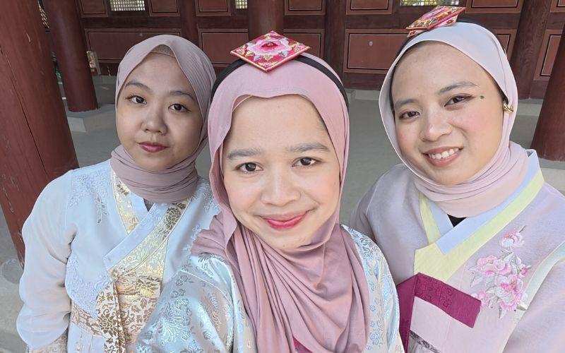 Citra Auly Maulida Rizka (kiri), Maulidya Putri Aji (tengah), dan Vina Aulia Zakiah Sodikin (kanan) merupakan kreator Indonesia yang berhasil membawa perspektif unik dalam membuat konten halyu. (Maulidya Putri Aji) 