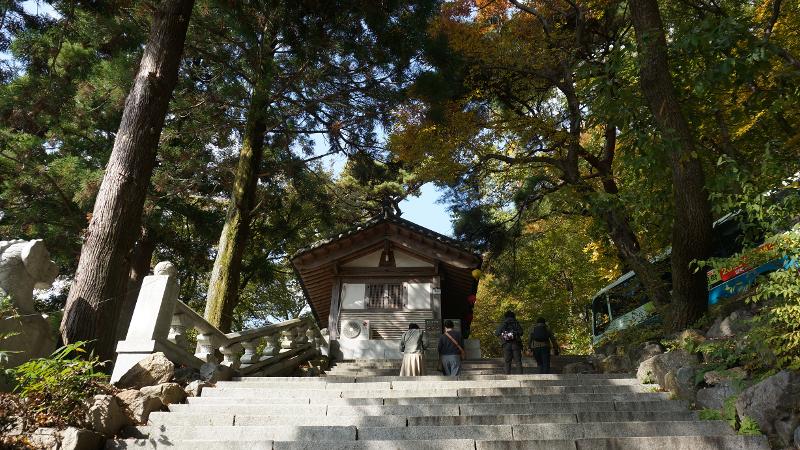 Pengunjung harus menaiki anak tangga untuk memasuki Kawasan Kuil Beomeosa. 
