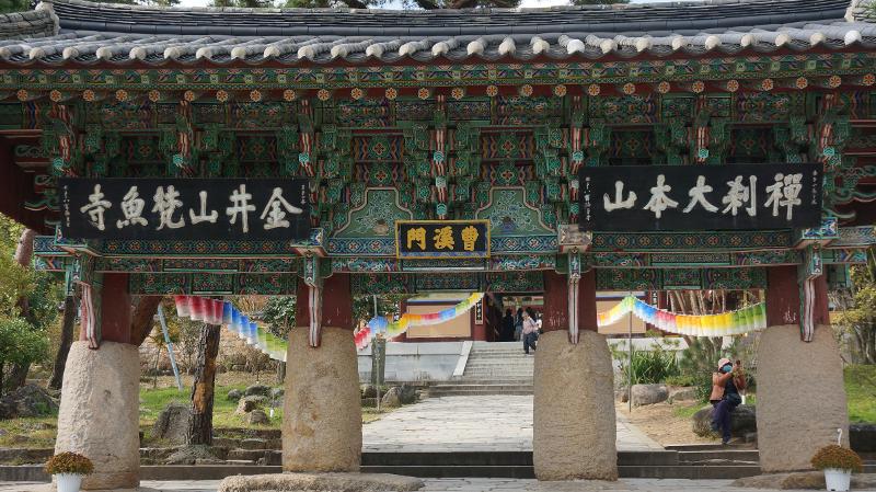 Gerbang Jogyemun menjadi gerbang utama memasuki kawasan Kuil Beomeosa. 