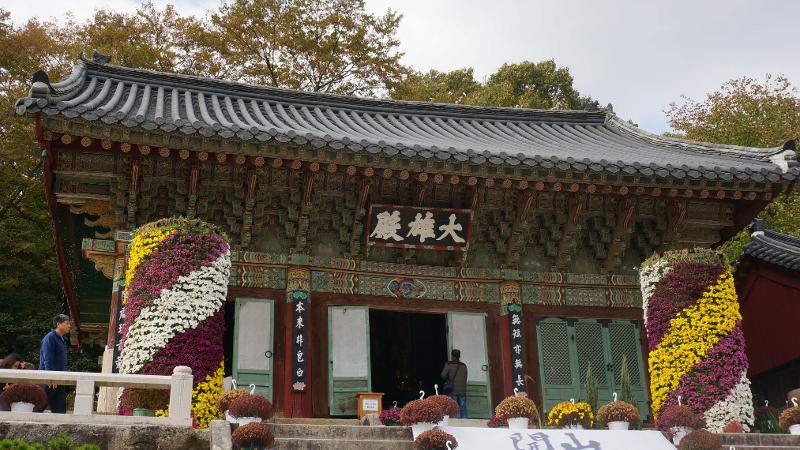 Pemandangan aula utama Kuil Beomeosa. 
