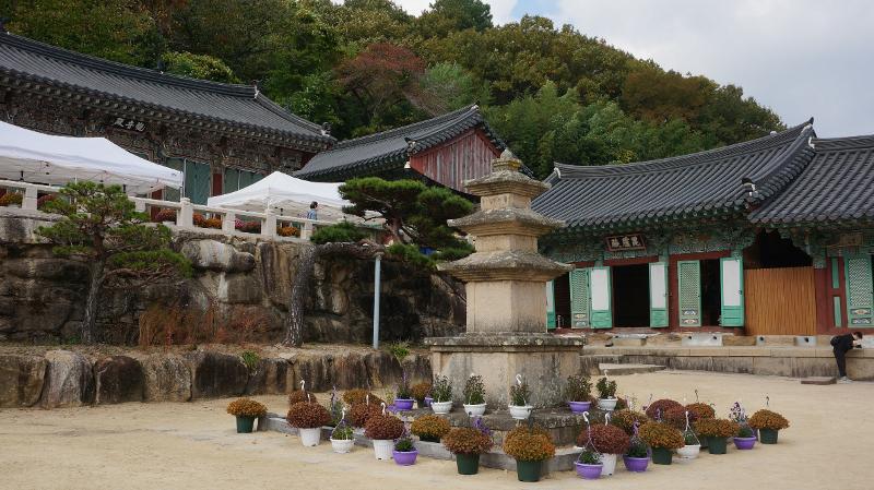 Pagoda Batu Tiga Lantai di Kuil Beomeosa yang berada di pelataran utama kuil ini. 