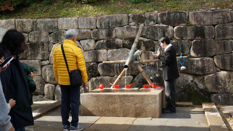 Pengunjung bisa meminum air suci yang mengalir langsung dari gunung. Baik pengunjung lokal maupun wisatawan asing, berbaris untuk meminum air suci ini. 