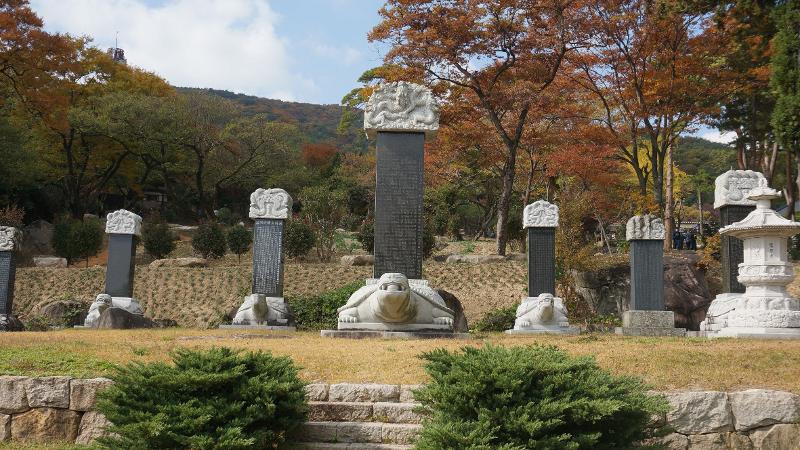 Prasasti yang terletak di dalam Kuil Beomeosa mencatat sejarah penting kuil, riwayat biksu terkemuka, atau peristiwa penting lainnya terkait kuil.  