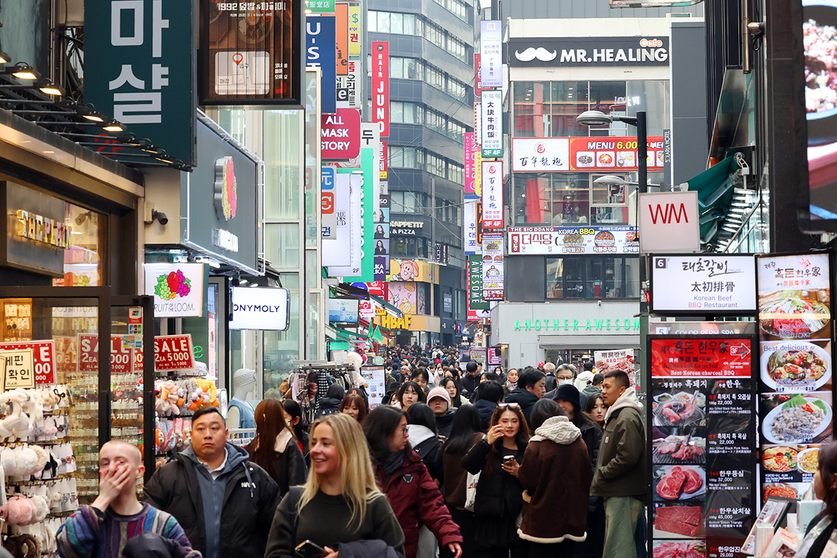Jalanan Myeongdong di Kota Seoul dipenuhi oleh wisatawan mancanegara pada tanggal 10 Desember 2025. Myeongdong kembali tercatat sebagai kawasan yang paling banyak dikunjungi wisatawan mancanegara pada tahun 2025 dan menjadi pusat belanja utama. Hal itu membuatnya terus kokoh menempati peringkat pertama sebagai tujuan wisata. Wisatawan dari Tiongkok, Jepang, Asia Tenggara, Amerika, dan Eropa memadati Myeongdong sehingga membuat Myeongdong menjadi surga belanja global hingga saat ini. 