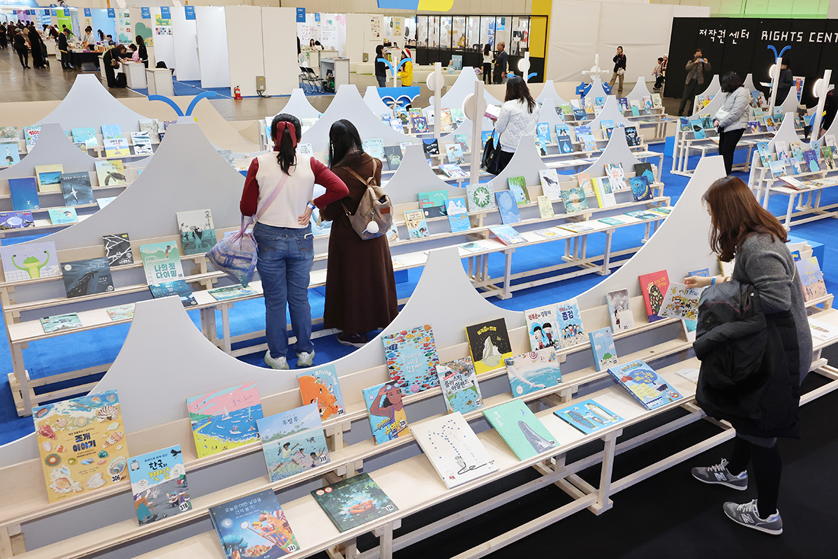 Para pengunjung Pameran Buku Anak Internasional Busan terlihat sedang memperhatikan buku-buku yang dipamerkan pada tanggal 11 Desember 2025 di BEXCO, Haeundae-gu, Kota Busan. Pameran yang akan digelar hingga tanggal 14 Desember 2025 tersebut dihadiri oleh lebih dari 160 penerbit dan lembaga buku anak dari 24 negara. 