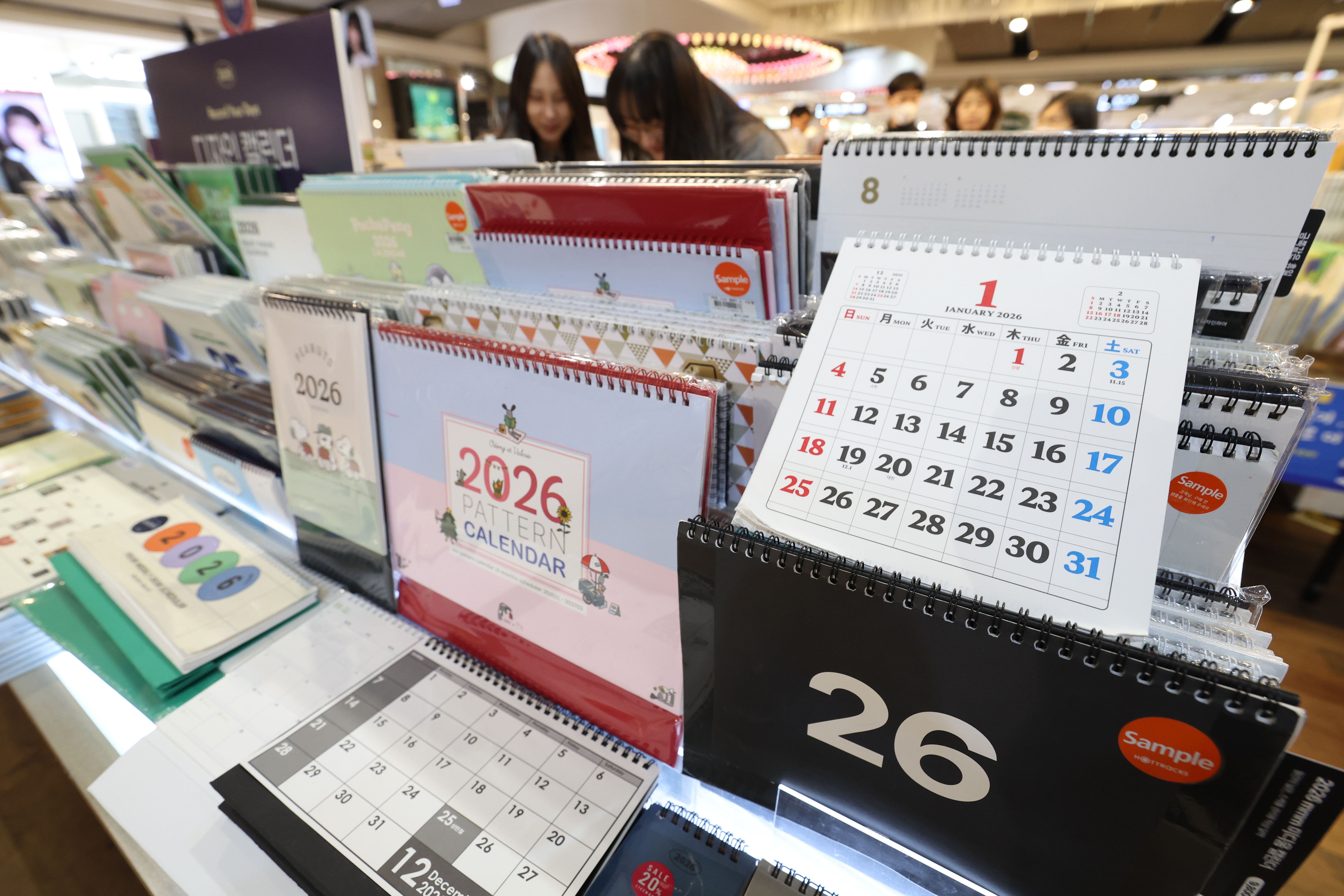 Para warga terlihat sedang melihat-lihat kalender Tahun Baru di sebuah toko buku besar di Jongno-gu, Seoul, pada tanggal 18 Desember 2025. (Lee Jeong Woo)