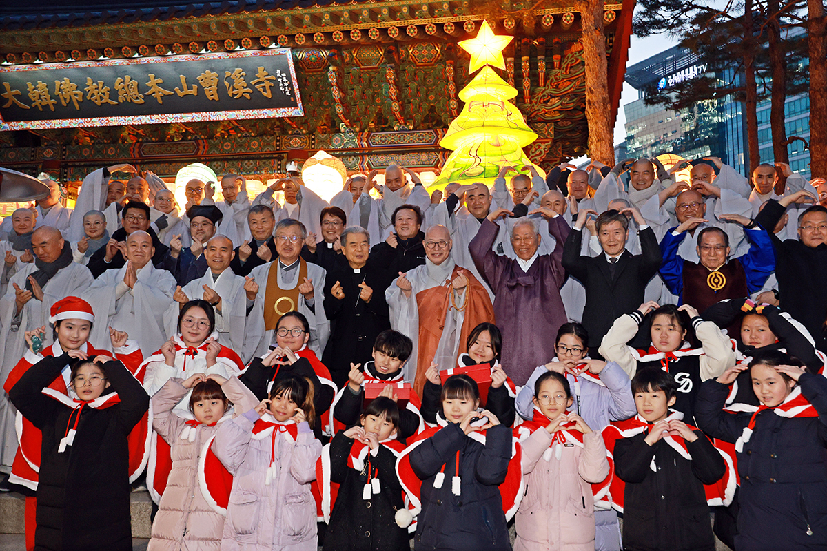 Pada tanggal 18 Desember 2025 Kepala Organisasi Buddha Korea Ordo Jogye, Biksu Jinwoo, dan Kelompok Paduan Suara Anak-anak berfoto bersama dalam upacara penyalaan instalasi pohon Natal di Kuil Jogyesa yang terletak di Jongno-gu, Kota Seoul. 