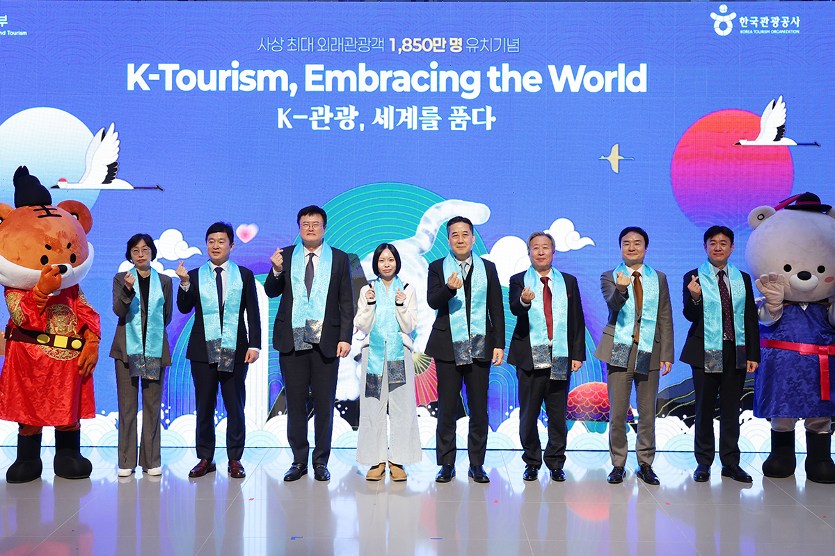 Wisatawan asing ke-18.500.000 tahun 2025 disambut meriah pada tanggal 23 Desember 2025 di Bandara Internasional Incheon Terminal 2, Jung-gu, Kota Incheon. Sharmaine Lee yang berasal dari Singapura menjadi wisatawan yang memecahkan rekor tersebut. 