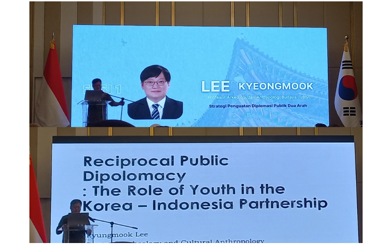 Lee Kyeongmook dari Jeonbuk National University memaparkan materi terkait Strategi Penguatan Diplomasi Publik Dua Arah dalam Dialog Diplomasi Publik Korea-Indonesia yang digelar pada tanggal 25 November 2025 di Jakarta. 