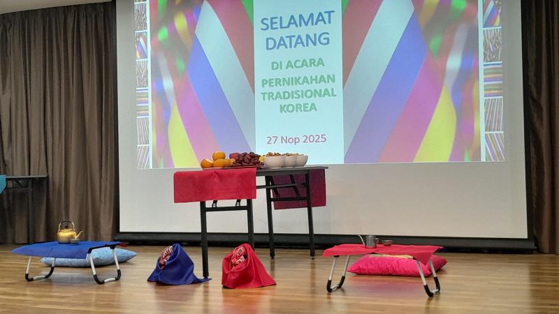Meja pernikahan dengan berbagai perlengkapannya dipasang di Multifunction Hall KCCI untuk memperkenalkan prosesi pernikahan tradisional Korea kepada masyarakat Indonesia. 