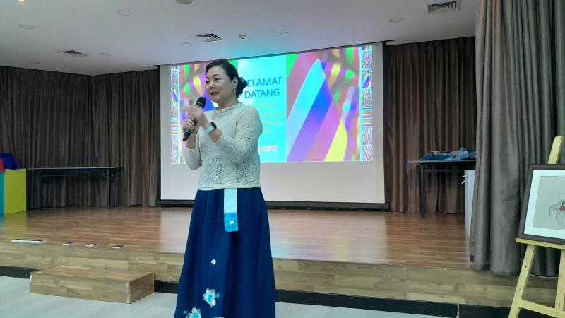 Manajer Umum KCCI, Kim Hyun Joo, menjelaskan simbol-simbol dalam pernikahan tradisional Korea. 