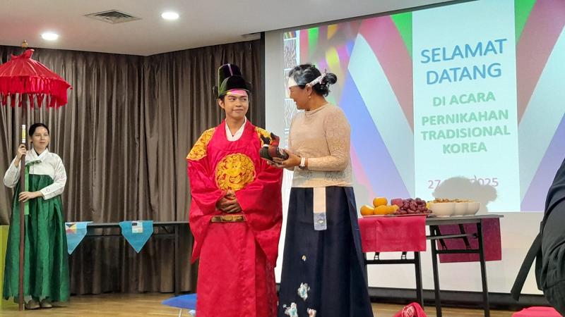 Calon pengantin pria memberikan patung angsa liar kepada calon ibu mertua sebagai simbol kesetiaan. 