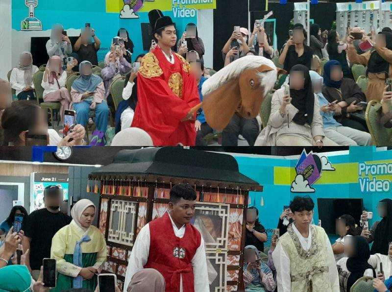 Calon pengantin pria datang ke tempat upacara pernikahan dengan menaiki kuda, sedangkan calon pengantin wanita diantar bersama rombongannya dengan sebuah tandu tradisional. 