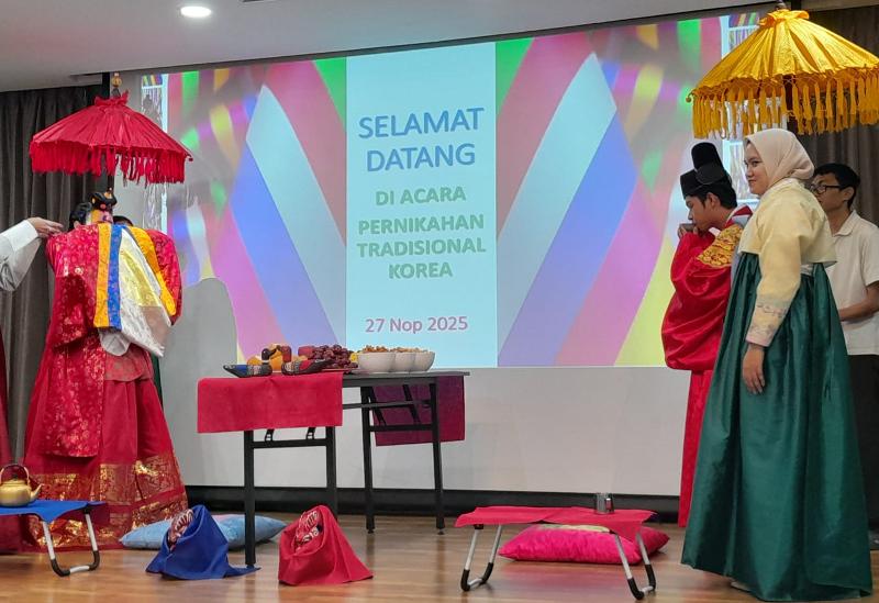 Calon pengantin pria dan wanita meminum anggur atau arak dari cerek untuk menandai bahwa mereka telah resmi menjadi sepasang suami istri. 