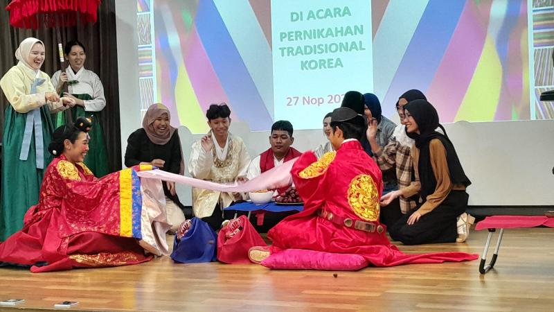 Semakin banyak kurma dan kastanye yang ditangkap oleh pengantin, semakin banyak keturunan yang akan mereka miliki. 