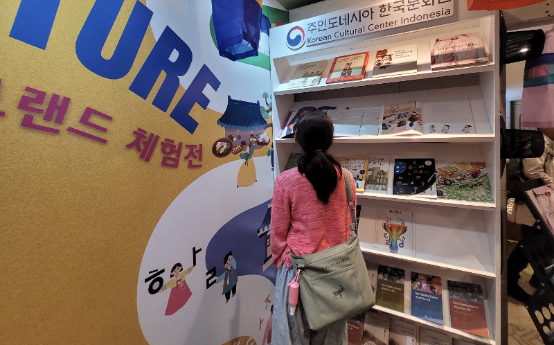 Di stan POP-UP K-CULTURE dari KCCI, pengunjung dapat membaca berbagai buku-buku konten Korea. 