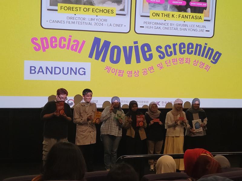 Ketujuh pemenang undian yang beruntung malam itu mendapatkan berbagai hadiah menarik. 