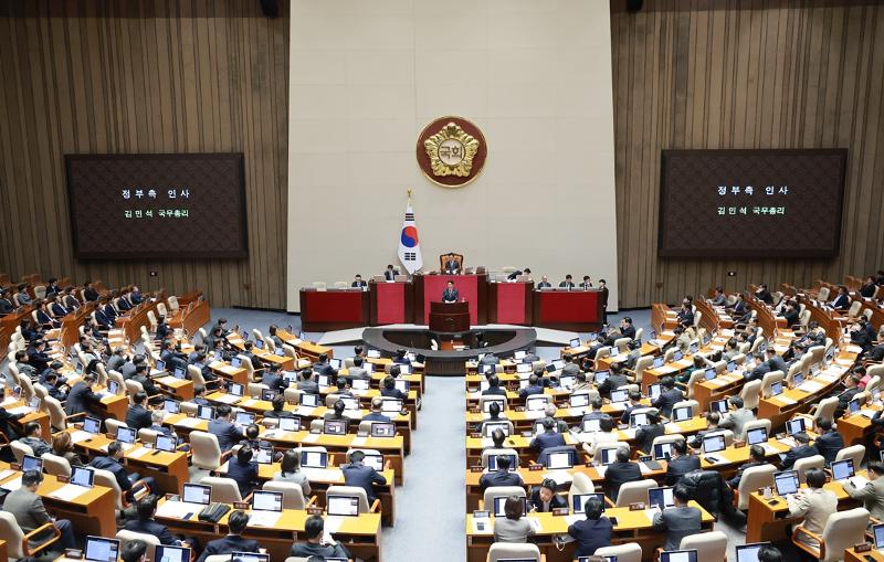 Perdana Menteri Kim Min-seok terlihat sedang memberikan pernyataan setelah mengesahkan RAPBN yang diajukan dalam sidang paripurna tanggal 2 Desember 2025 di Majelis Nasional, Yeouido, Seoul.(Yonhap News)  