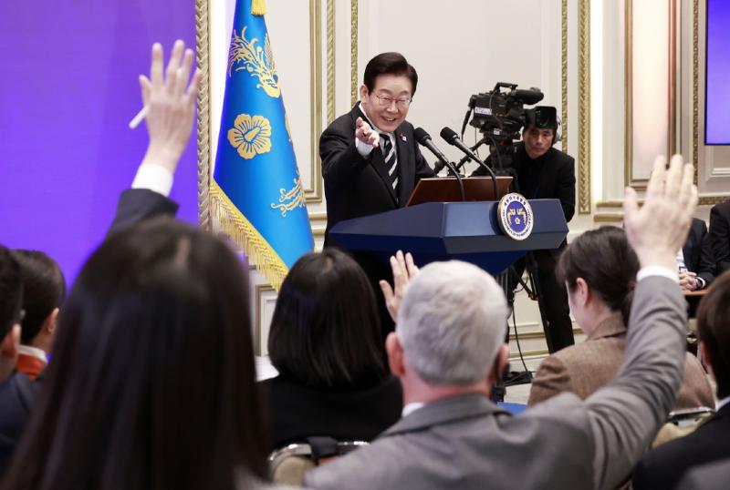 Presiden Lee Jae Myung terlihat sedang menunjuk seorang wartawan asing yang memberikan pertanyaan dalam konferensi pers khusus media asing yang digelar pada tanggal 3 Desember 2025 di Yeongbingwan, Cheong Wa Dae.