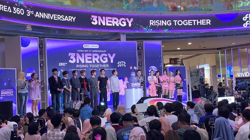 Peringatan tiga tahun berdirinya KOREA 360 digelar dengan kehadiran ONF dan FIFTY FIFTY di Main Atrium Lotte Malll Kuningan, Sabtu (29/11/2025). 