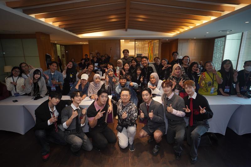 Para jurnalis dari berbagai media di Indonesia berpose bersama dengan Direktur KOCCA dan ONF usai konferensi pers di Jakarta, Sabtu (29/11/2025). 