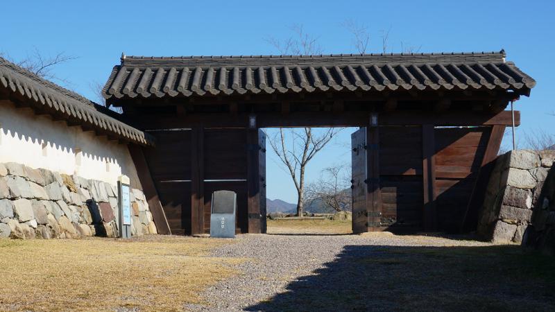 Gerbang Seonjinri Waeseong dibangun pada tahun 1593 dalam Perang Imjin. 