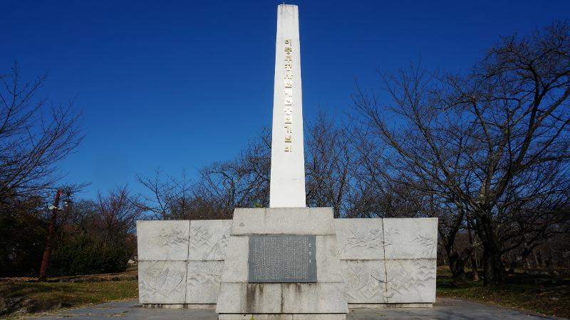 Monumen Kemenangan Jenderal Yi Sunshin yang didirikan secara khusus untuk menghormati kemenangan besar Jenderal Yi Sunshin. 