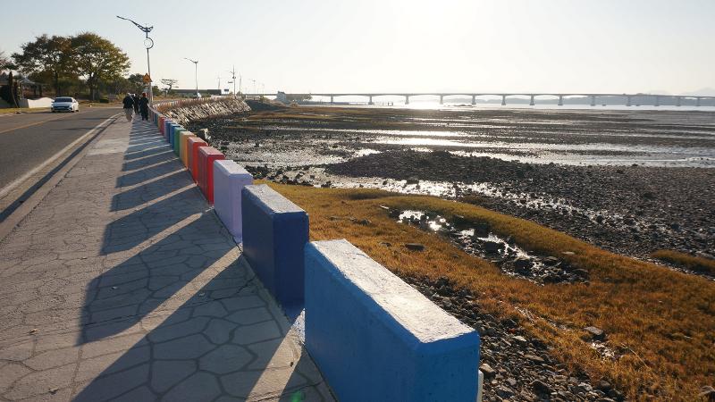 Sacheon Rainbow Coastal Road sepanjang 2,81 km di sepanjang garis pantai. 