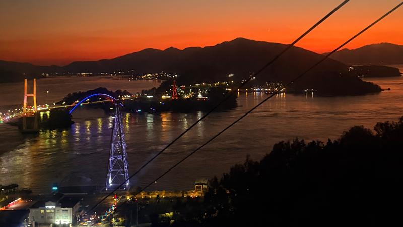 Pemandangan matahari tenggelam dari atas kereta gantung yang menakjubkan. 