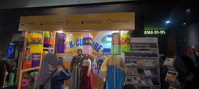 Stan hanbok yang dibuka dalam acara Pop Up K-Culture di CGV Transmart Cirebon. 