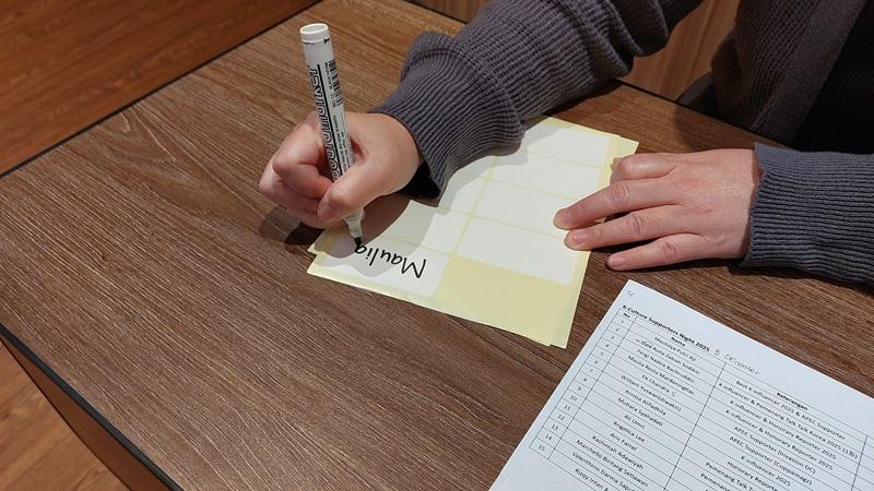 Label nama diberikan kepada 14 orang peserta untuk memudahkan peserta dalam proses berjejaring antar suporter. 