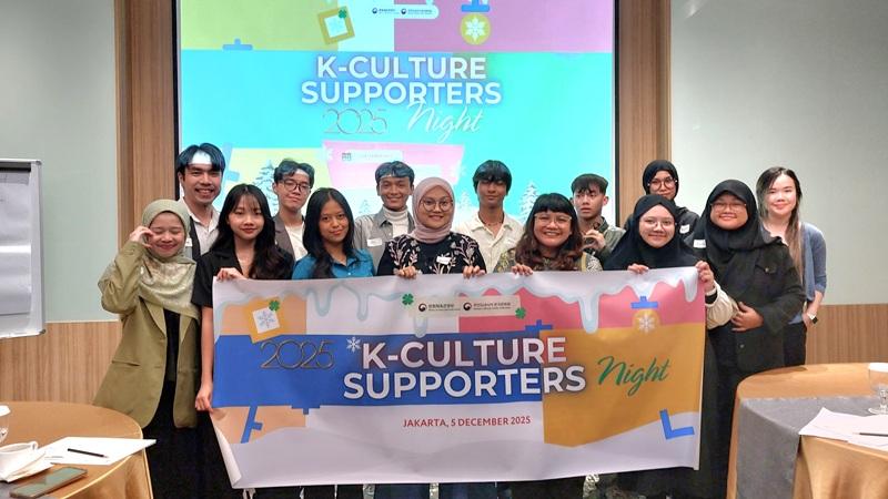 Para pendukung budaya Korea yang hadir pada K-Culture Supporters Night 2025 berfoto bersama di penghujung acara.  