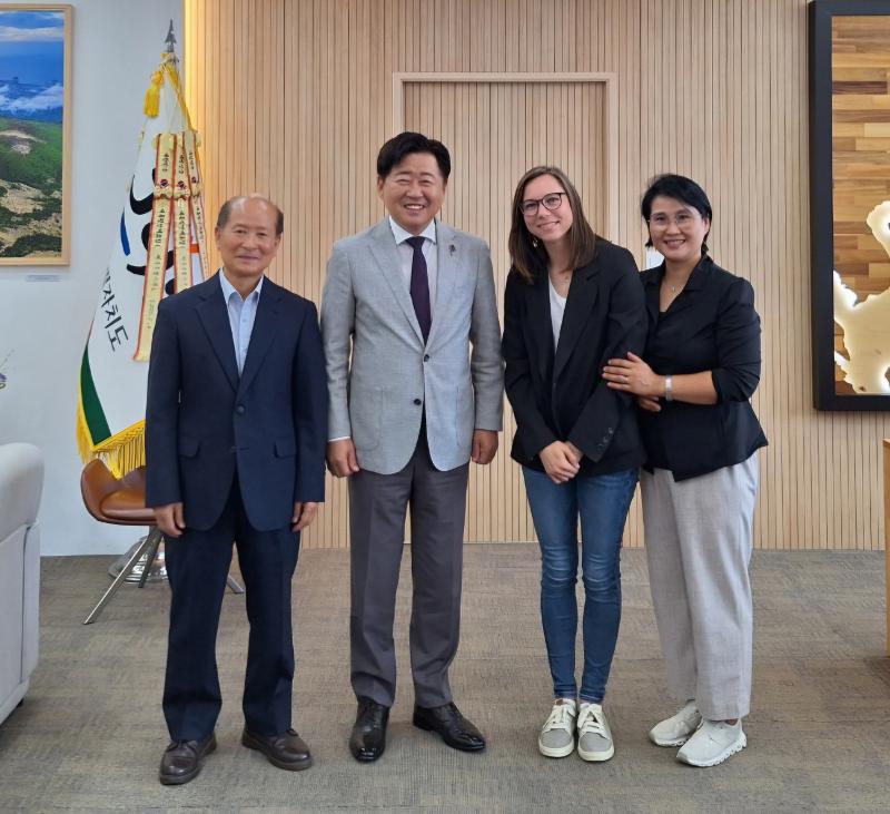 Karen mengatakan bahwa ia merasa terhormat dapat bertemu dengan Gubernur Pulau Jeju, Oh Young Hun, dan membagikan demo gim Waves of Jeju: Diving School. (Karen Stritzinger) 