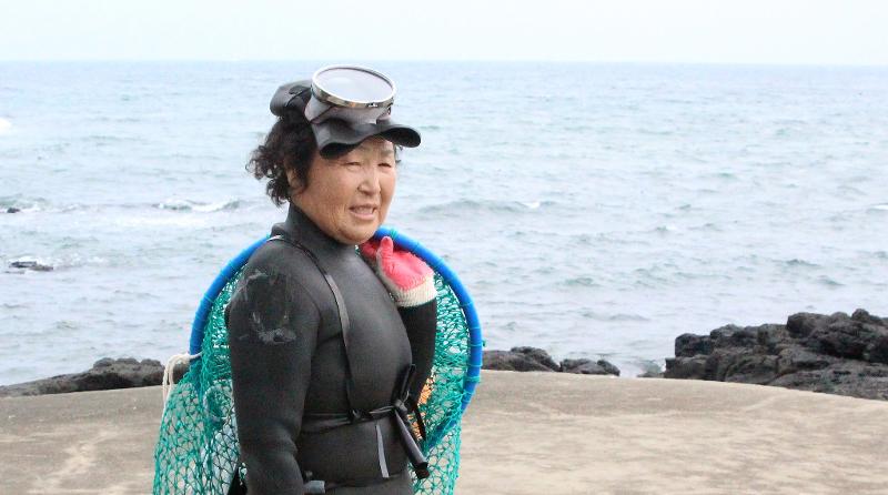 Sebagian keuntungan dari proyek Waves of Jeju: Diving School disalurkan ke organisasi yang bermitra dengan perusahaan Karen dalam mendukung haenyeo.  