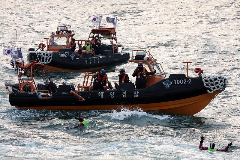 Beberapa lembaga mengikuti pelatihan penyelamatan kru kapal saat terjadi kecelakaan kapal dalam pelatihan READY Korea tahap keempat yang digelar pada tanggal 25 November 2025 di lepas pantai Pelabuhan Incheon. (Kementerian Dalam Negeri)  