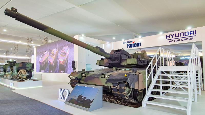 Foto di atas menunjukkan tank tempur K2 yang dipamerkan di stan Hyundai Rotem pada ajang Pameran Internasional Teknologi Pertahanan dan Penanggulangan Bencana ke-10 yang digelar di Lima, Peru, pada tanggal 24 April 2025 (waktu setempat). (Hyundai Rotem)
