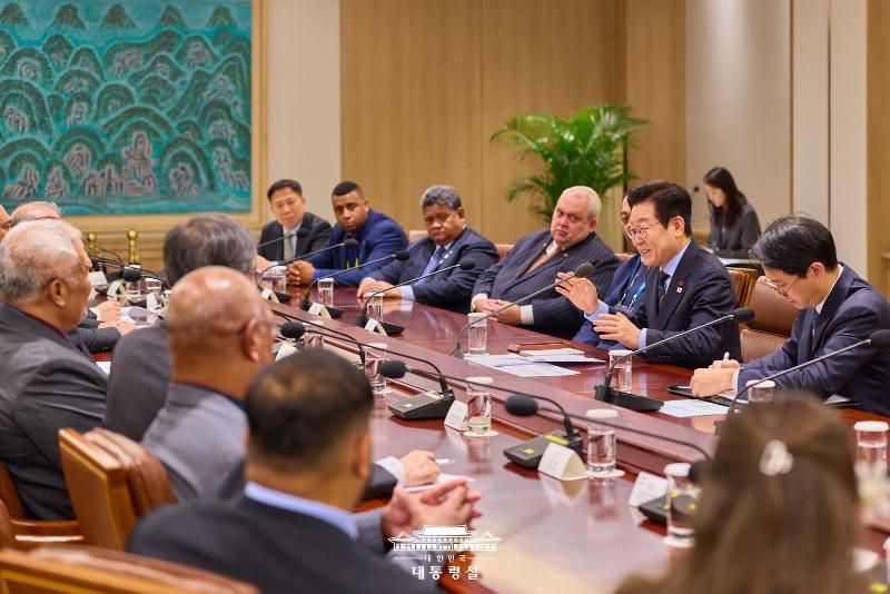 Presiden Lee Jae Myung pada tanggal 10 Desember 2025 terlihat sedang menerima para menteri luar Negeri negara-negara Kepulauan Pasifik di Kantor Kepresidenan Yongsan dalam rangka Pertemuan Menteri Luar Negeri Korea&ndash;Pasifik. (Kantor Kepresidenan Republik Korea)