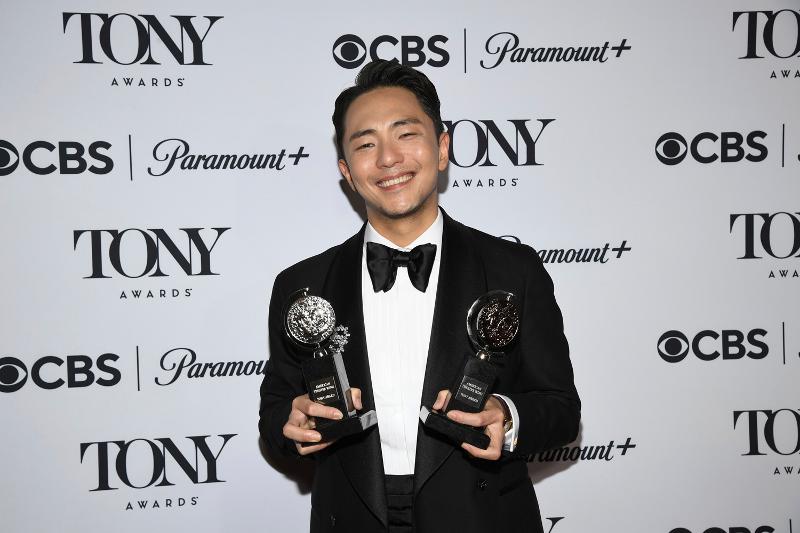 Park Chun-hue, penulis musikal Maybe Happy Ending, berfoto pada tanggal 8 Juni 2025 (waktu setempat) dalam ajang Penghargaan Tony Awards ke-78 yang digelar di Radio City Music Hall, New York, Amerika Serikat. (Yonhap News)