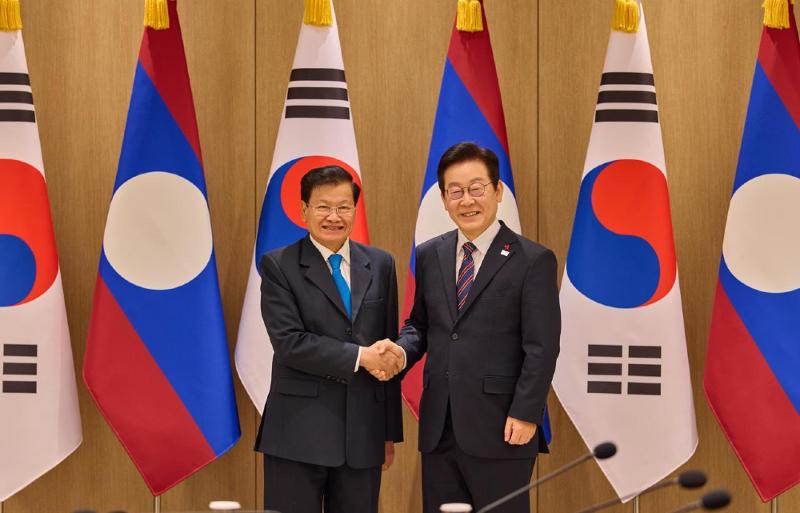 Presiden Lee Jae Myung (kanan) terlihat sedang berjabat tangan dengan Presiden Laos Thongloun Sisoulith, yang melakukan kunjungan resmi ke Korea, di Kantor Kepresidenan Yongsan, Seoul, pada tanggal 15 Desember 2025.