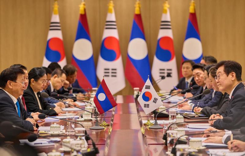 Presiden Lee Jae Myung (kanan) terlihat sedang mengadakan KTT (Konferensi Tingkat Tinggi) dengan Presiden Laos Thongloun Sisoulith (kiri), yang melakukan kunjungan resmi ke Korea, di Kantor Kepresidenan Yongsan, Seoul, pada tanggal 15 Desember 2025.