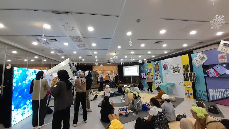 Para peserta antusias mengikuti Pengalaman Musim Dingin Korea di Korean Cultural Center Indonesia pada tanggal 9 Desember 2025. 