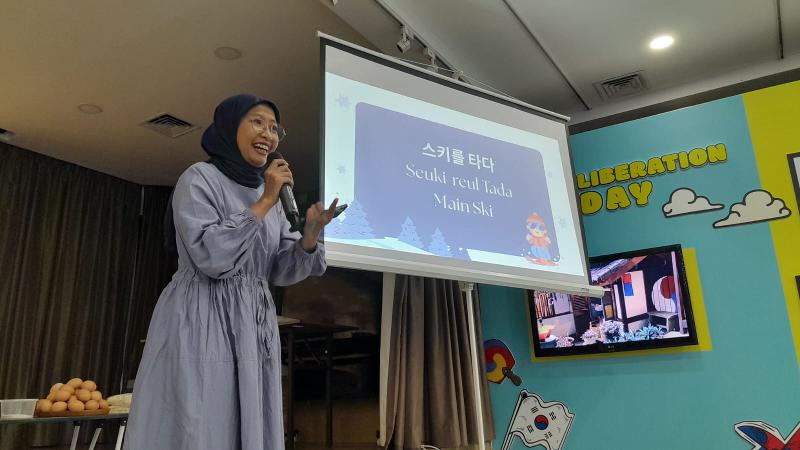 Siti Nurseha menyampaikan materi kosakata bahasa Korea tentang musim dingin. 
