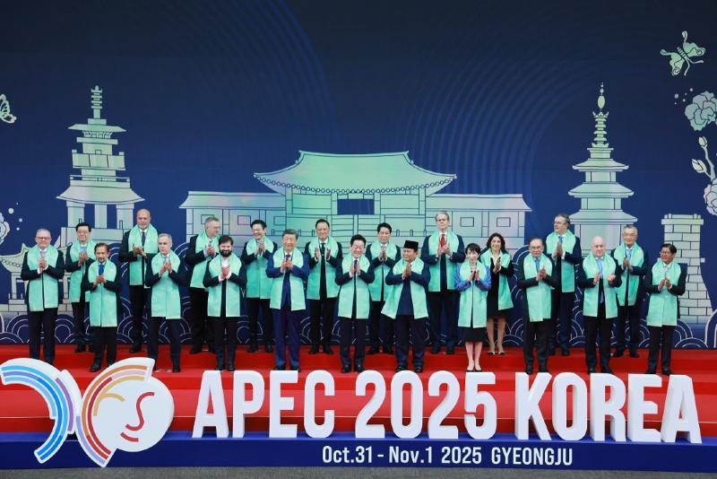 Foto di atas menunjukkan Presiden Lee Jae Myung (keenam dari kiri di baris depan pemimpin) yang berfoto bersama para pemimpin negara anggota APEC pada tanggal 1 November 2025 dalam sesi foto bersama di HICO, Kota Gyeongju, Provinsi Gyeongsangbuk. (Yonhap News)