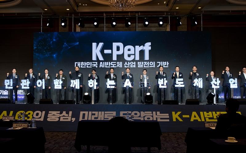 Wakil Perdana Menteri sekaligus Menteri Ilmu Pengetahuan dan Teknologi Informasi Bae Kyunghoon terlihat sedang menghadiri upacara peluncuran forum konsultatif K-Perf dalam 2025 Artificial Intelligence Semiconductor Future Technology Conference yang digelar pada tanggal 10 Desember 2025 di Lotte Hotel, Jung-gu, Seoul. (Kementerian Ilmu Pengetahuan dan Teknologi Informasi)