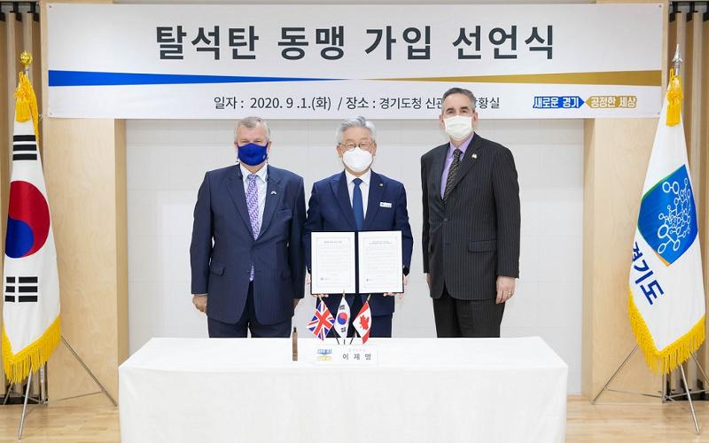 Provinsi Gyeonggi terus mencetak hasil emisi nol karbon setelah bergabung dengan PPCA pada September 2020. Foto di atas menunjukkan mantan Duta Besar Inggris untuk Korea, Simon Smith (kiri); mantan Gubernur Gyeonggi, Lee Jae Myung (tengah, saat ini menjabat sebagai Presiden Republik Korea); dan Duta Besar Kanada untuk Korea, Michael Danagher berfoto setelah penandatanganan resmi untuk bergabungnya Provinsi Gyeonggi ke PPCA pada tanggal 1 September 2020. (Pemerintah Provinsi Gyeonggi)  