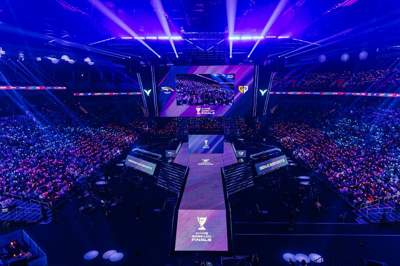 Foto di atas menunjukkan suasana babak final LCK musim tahun 2025 yang digelar pada tanggal 28 September 2025 di Inspire Arena, Incheon. (Flickr resmi LCK)  