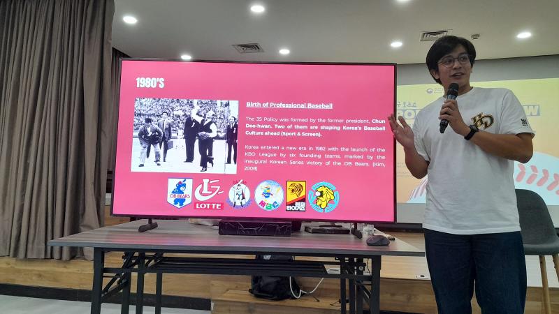Ugrasena menjelaskan bahwa liga bisbol profesional bernama Korea Baseball Organization (KBO) didirikan pada tahun 1982. 